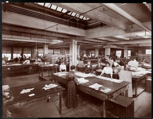 1913年にニューヨークのマッコール誌でパターンに取り組んでいる女性（銀ゼラチンプリント）
